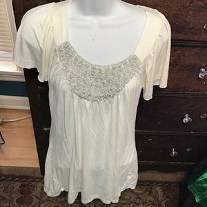 💚3/$25 XXI medium white blouse with white beading accent on front